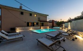 Villa Lavandula With Heated Swimming Pool